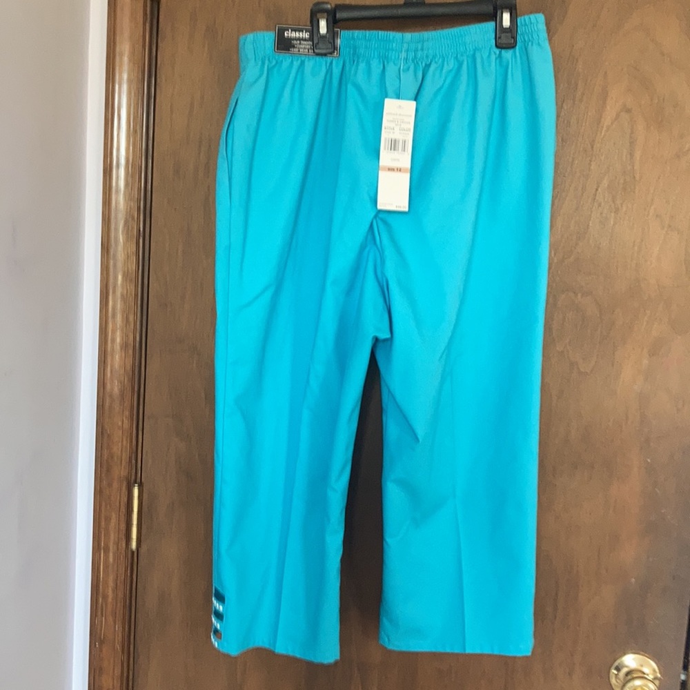 Alfred Dunner Aqua comfort waist pull on Capri detail at hemline 12 - Picture 6 of 17